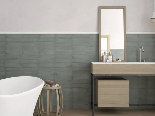 Baño con azulejos efecto monocolor en tonos neutros, colección Colonial de Cifre
