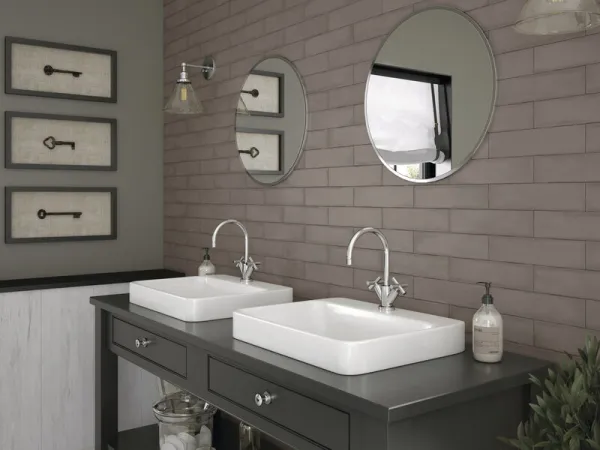 Baño con azulejos efecto monocolor en tonos neutros, colección Colonial de Cifre