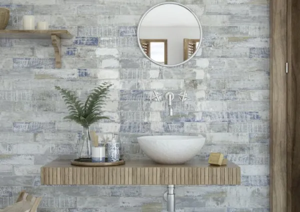 Baño con azulejos efecto monocolor en tonos fríos, colección Colonial de Cifre