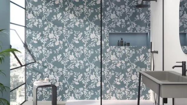 Baño con azulejos efecto monocolor en tonos fríos, colección Colorful de Ape