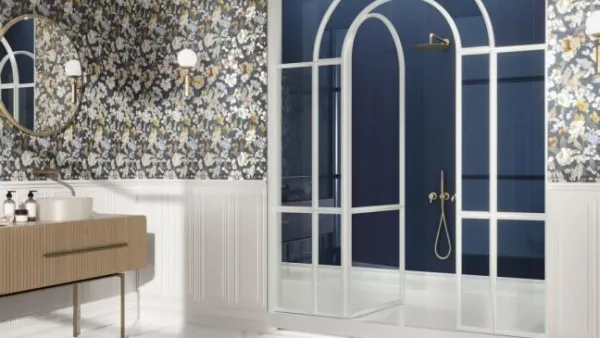 Baño con azulejos efecto monocolor en tonos fríos, colección Colorful de Ape