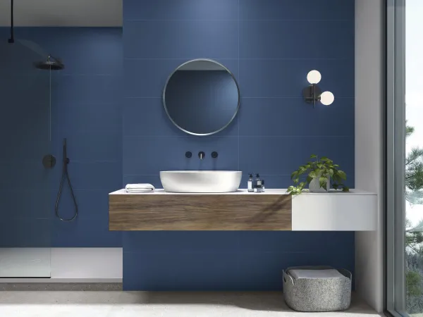 Baño con azulejos efecto monocolor en tonos fríos, colección Colorful de Ape