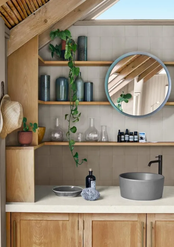 Baño con azulejos efecto monocolor en tonos cálidos, colección Confetto de Marazzi