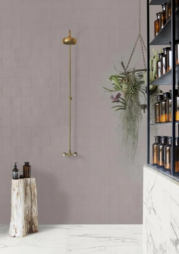 Baño con azulejos efecto monocolor, colección Confetto de Marazzi