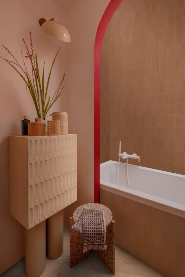 Baño con azulejos efecto monocolor en tonos cálidos, colección Confetto de Marazzi