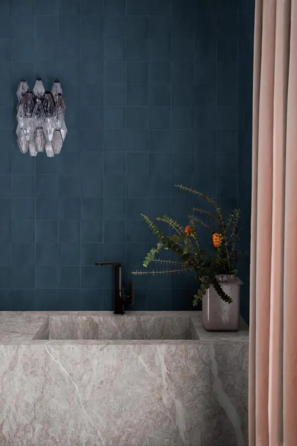 Baño con azulejos efecto monocolor en tonos fríos, colección Confetto de Marazzi