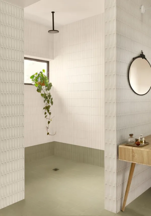 Baño con azulejos efecto monocolor en tonos cálidos, colección Confetto de Marazzi