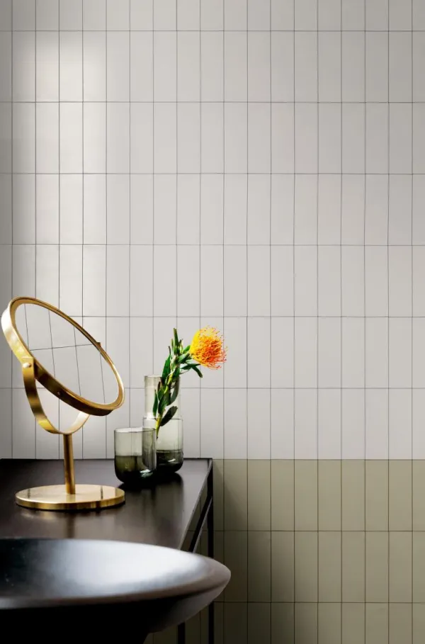 Baño con azulejos efecto monocolor en tonos neutros, colección Confetto de Marazzi