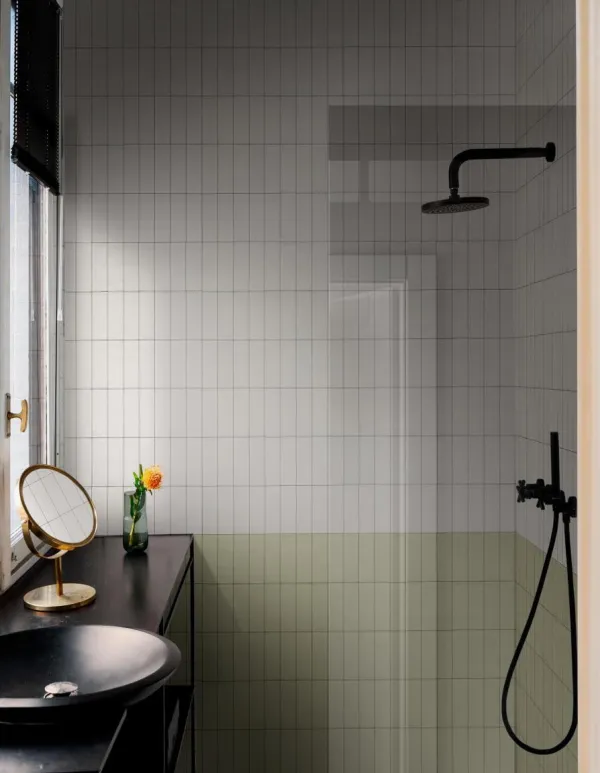 Baño con azulejos efecto monocolor en tonos neutros, colección Confetto de Marazzi