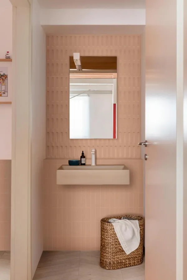 Baño con azulejos efecto monocolor en tonos cálidos, colección Confetto de Marazzi