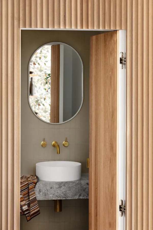Baño con azulejos efecto monocolor en tonos cálidos, colección Confetto de Marazzi