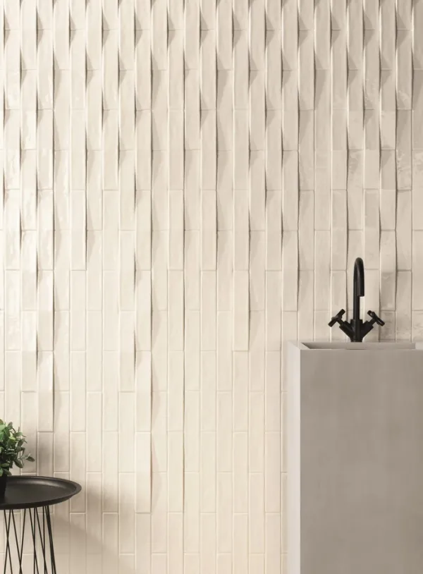 Baño con azulejos efecto monocolor en tonos cálidos, colección Convex de Natucer