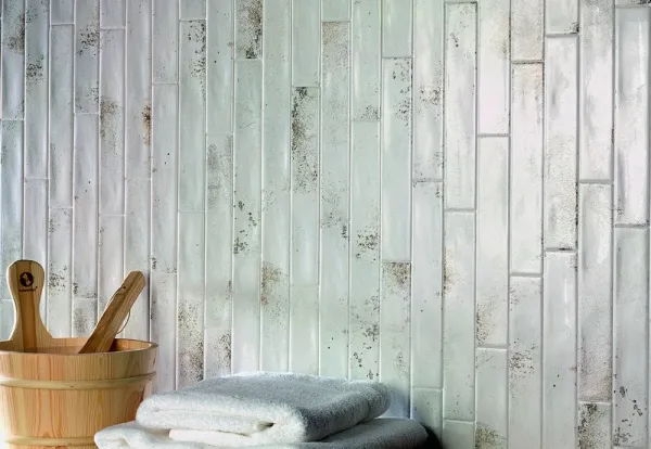 Baño con azulejos efecto monocolor en tonos fríos, colección Cool de Natucer