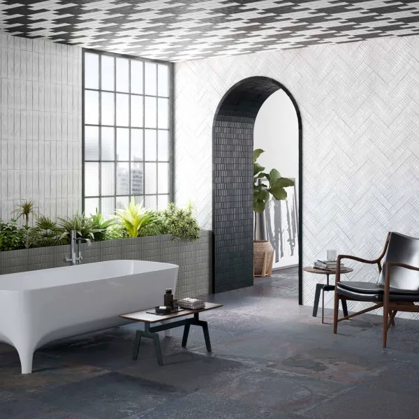 Baño con azulejos efecto monocolor en tonos neutros, colección Corten de Aparici
