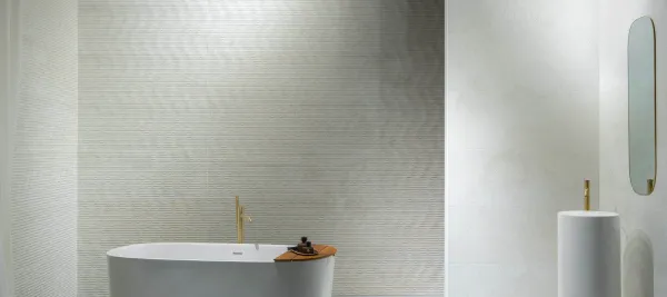 Baño con azulejos efecto monocolor en tonos neutros, colección Corten de Aparici