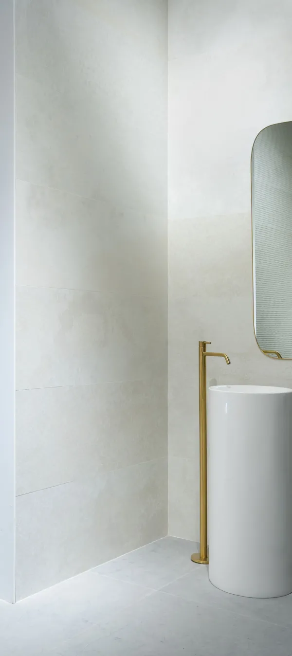 Baño con azulejos efecto monocolor, colección Corten de Aparici