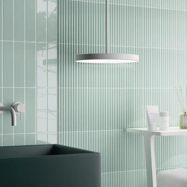 Baño con azulejos efecto monocolor en tonos fríos, colección Costa nova de Equipe