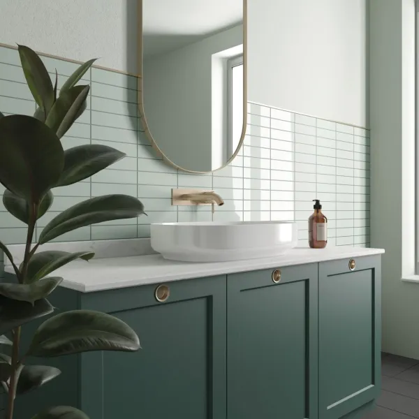 Baño con azulejos efecto monocolor en tonos fríos, colección Costa nova de Equipe