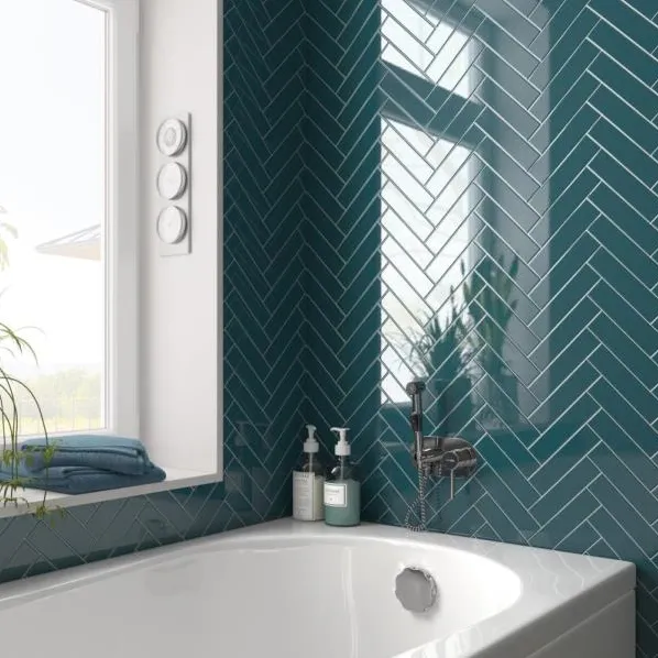 Baño con azulejos efecto monocolor en tonos fríos, colección Costa nova de Equipe