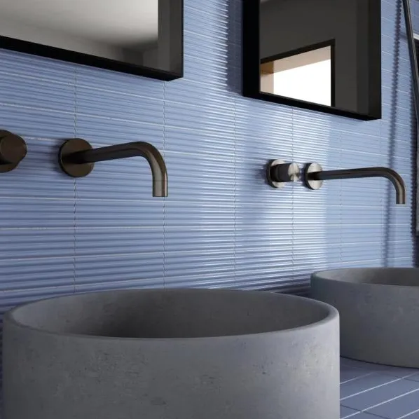 Baño con azulejos efecto monocolor en tonos fríos, colección Costa nova de Equipe