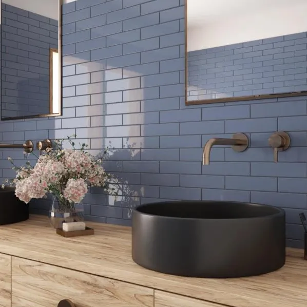 Baño con azulejos efecto monocolor en tonos fríos, colección Costa nova de Equipe