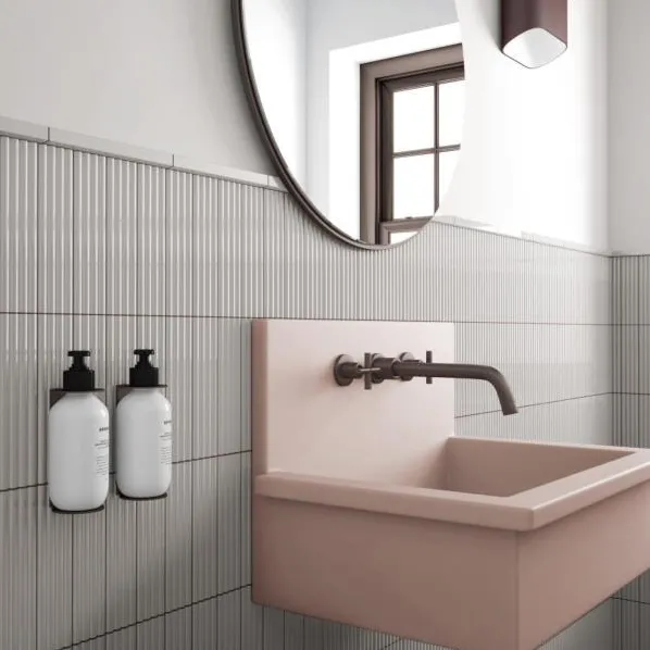 Baño con azulejos efecto monocolor, colección Costa nova de Equipe