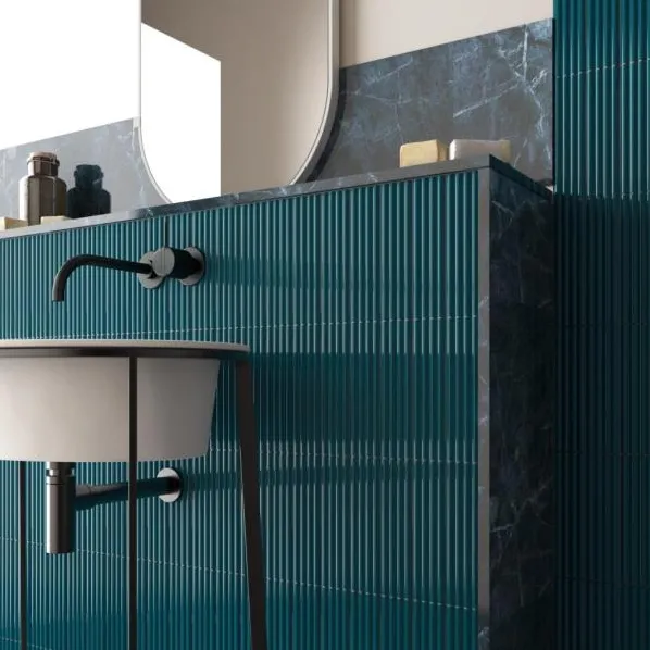 Baño con azulejos efecto monocolor en tonos fríos, colección Costa nova de Equipe