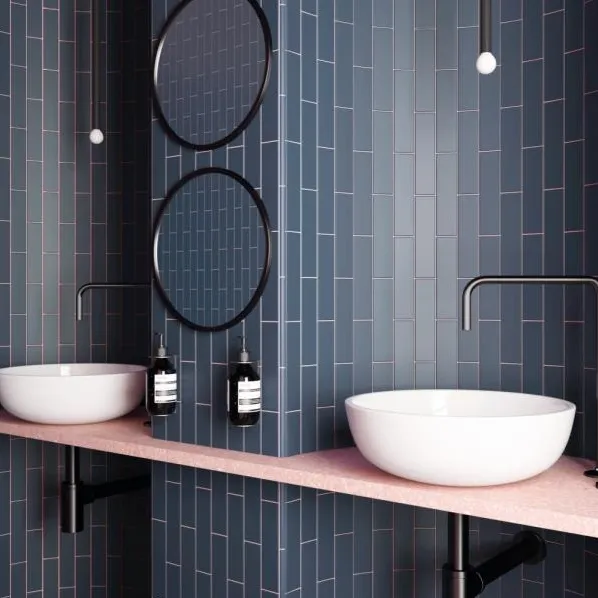 Baño con azulejos efecto monocolor en tonos fríos, colección Costa nova de Equipe