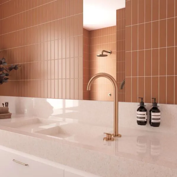 Baño con azulejos efecto monocolor en tonos cálidos, colección Costa nova de Equipe