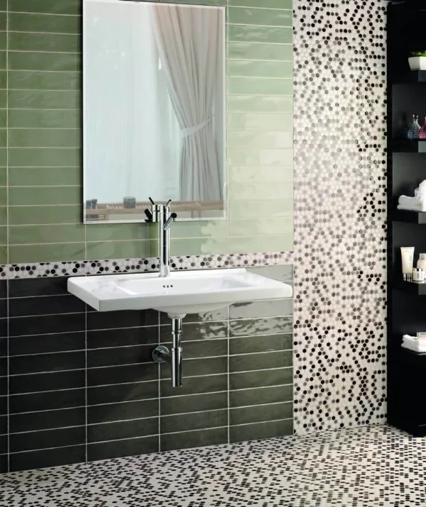 Baño con azulejos efecto monocolor en tonos fríos, colección Cotswold de Natucer