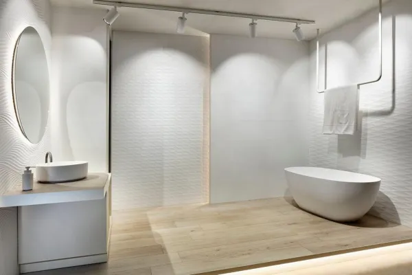 Baño con azulejos efecto monocolor en tonos neutros, colección Cotton de Peronda