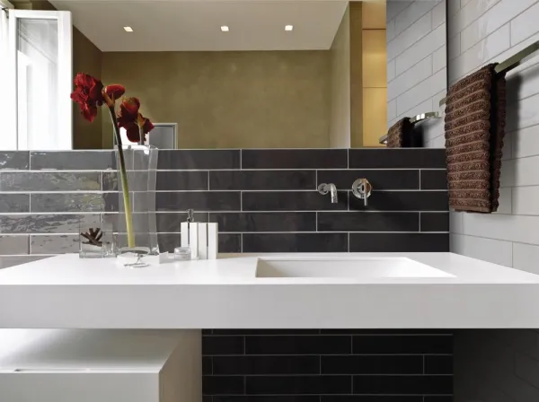 Baño con azulejos efecto monocolor en tonos neutros, colección Country de Equipe