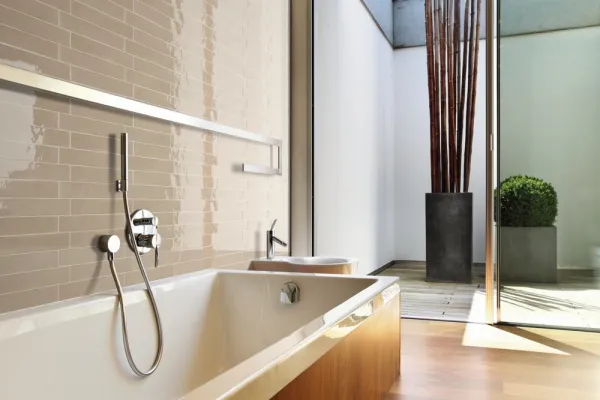 Baño con azulejos efecto monocolor en tonos cálidos, colección Country de Equipe