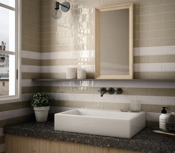 Baño con azulejos efecto monocolor en tonos cálidos, colección Country de Equipe