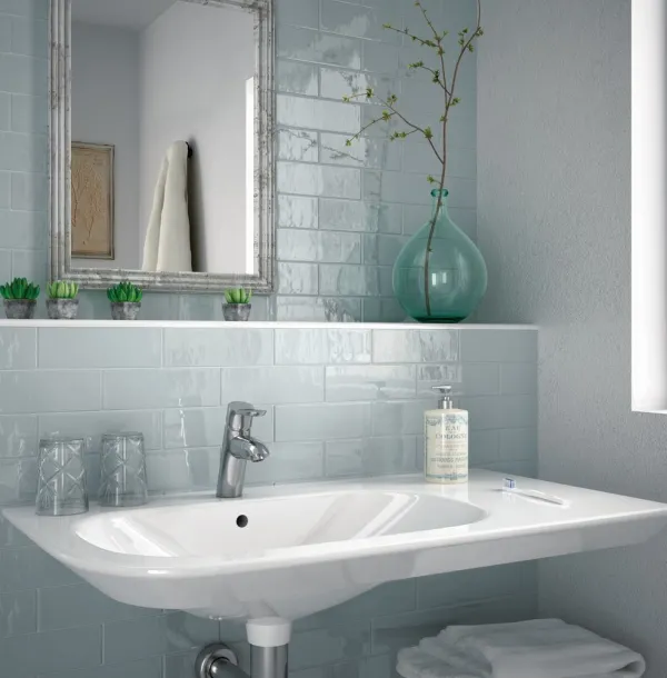 Baño con azulejos efecto monocolor en tonos fríos, colección Country de Equipe