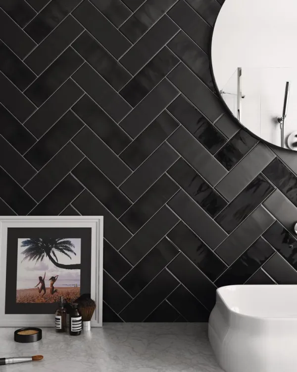 Baño con azulejos efecto monocolor en tonos neutros, colección Country de Equipe