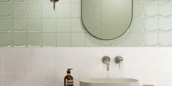 Baño con azulejos efecto monocolor, colección Drip de Harmony