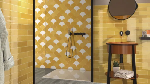 Baño con azulejos efecto monocolor en tonos cálidos, colección Dynamic de Ape