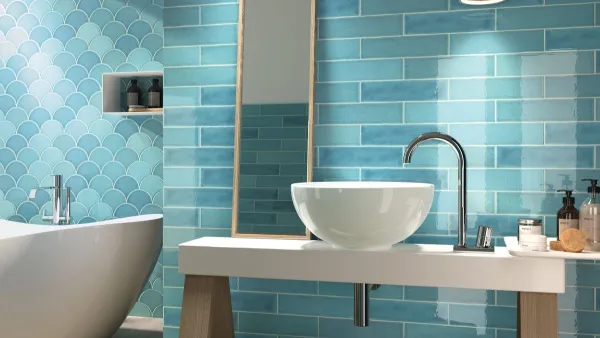 Baño con azulejos efecto monocolor en tonos fríos, colección Dynamic de Ape