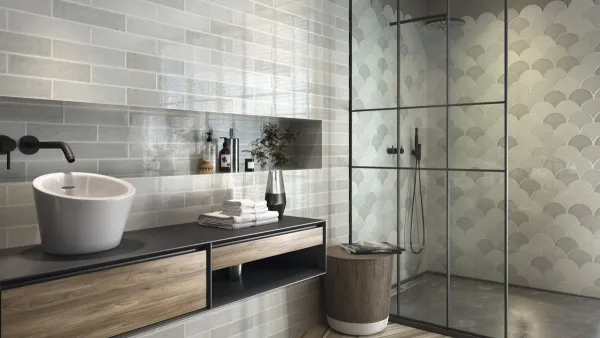 Baño con azulejos efecto monocolor en tonos neutros, colección Dynamic de Ape