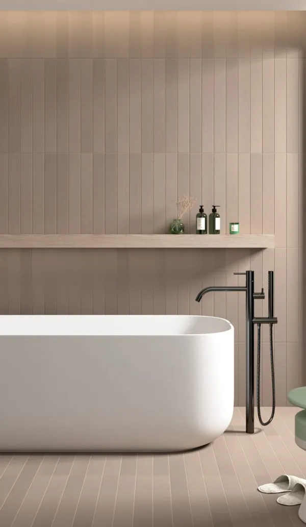 Baño con azulejos efecto monocolor en tonos cálidos, colección Earth de Equipe