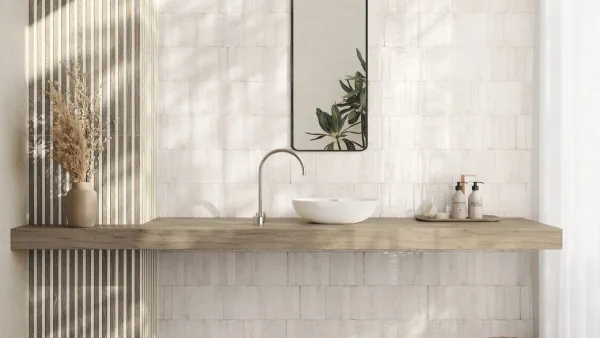 Baño con azulejos efecto monocolor, colección Ecstasy de Ape