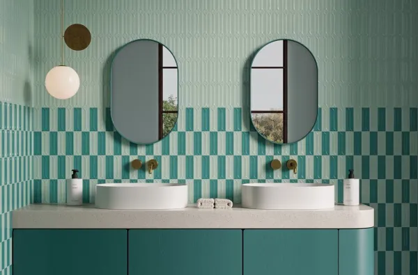 Baño con azulejos efecto monocolor en tonos fríos, colección Elipse de Harmony