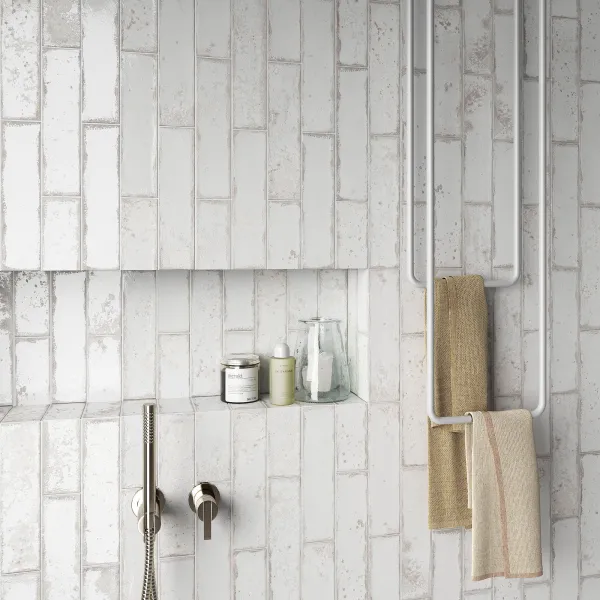 Baño con azulejos efecto monocolor en tonos neutros, colección Era de Mayolica