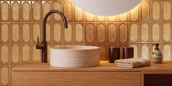Baño con azulejos efecto monocolor en tonos cálidos, colección Esclat de Dune