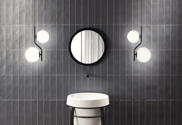 Baño con azulejos efecto monocolor en tonos neutros, colección Evoke de Natucer