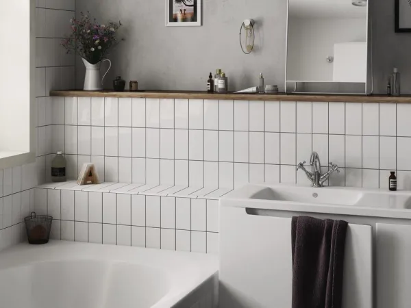 Baño con azulejos efecto monocolor en tonos neutros, colección Evolution de Equipe