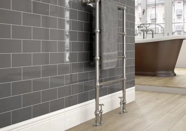 Baño con azulejos efecto monocolor en tonos neutros, colección Evolution de Equipe
