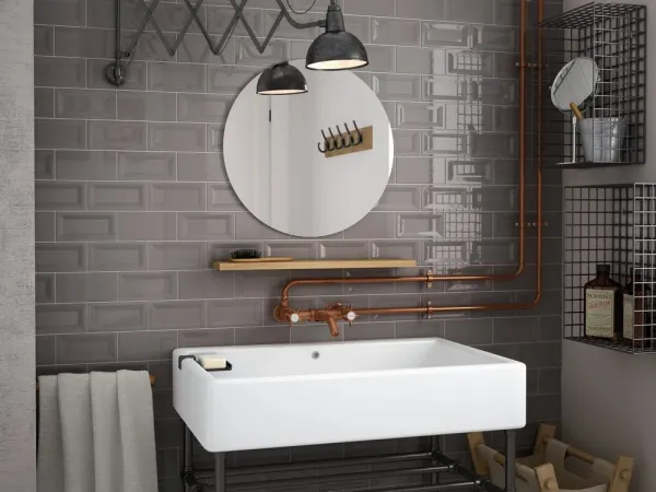 Baño con azulejos efecto monocolor en tonos neutros, colección Evolution de Equipe