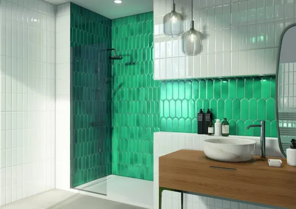 Baño con azulejos efecto monocolor en tonos fríos, colección Fan de Natucer